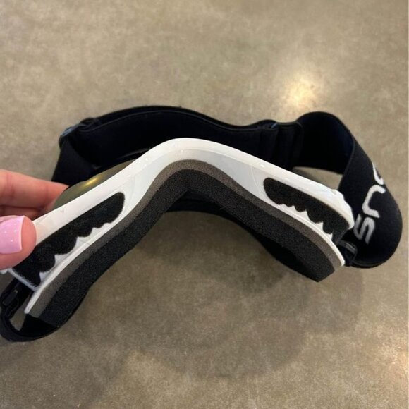 Unisex adult ski goggles. Mirror reflection. Adjustable, grip strap. New!! - Picture 2 of 6